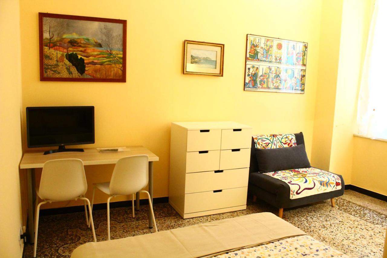 A Due Passi Dal Centro Bed & Breakfast Genoa Exterior photo