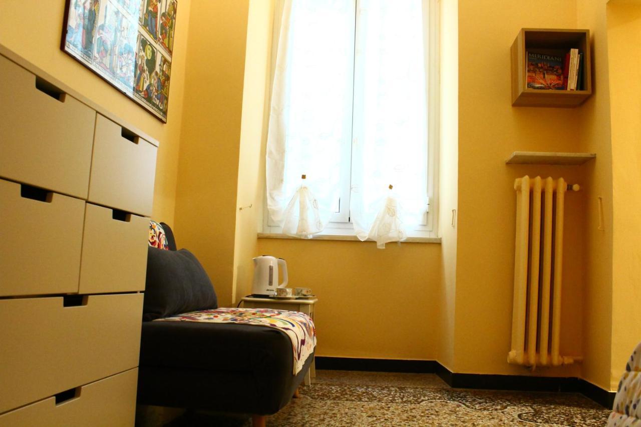 A Due Passi Dal Centro Bed & Breakfast Genoa Exterior photo
