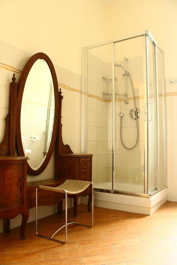 A Due Passi Dal Centro Bed & Breakfast Genoa Exterior photo