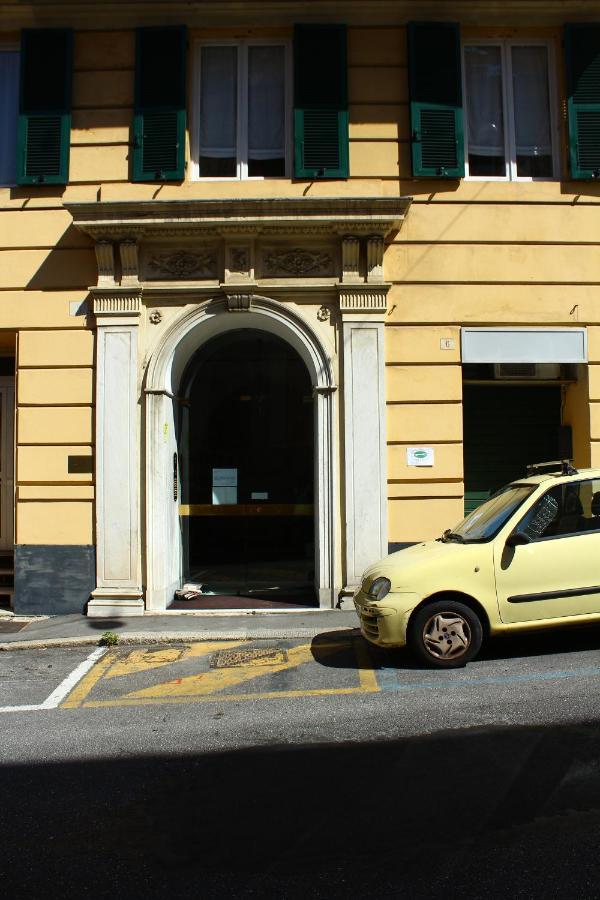 A Due Passi Dal Centro Bed & Breakfast Genoa Exterior photo