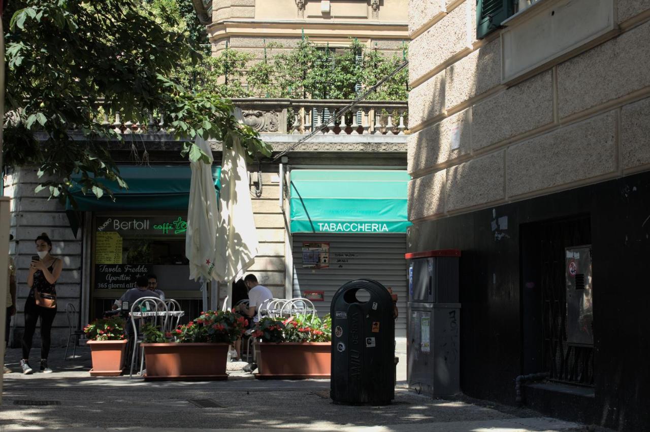 A Due Passi Dal Centro Bed & Breakfast Genoa Exterior photo